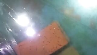 Setelah ganti air kolam, segera beri pakan cacing sutera karena larva lele pasti lapar