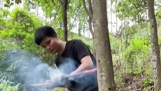 MELUBANGI BATANG POHON DENGAN BESI PANAS