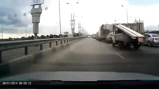 Road wars on the Omsk metro bridge