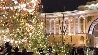 Decorating a Christmas tree in the style of the 50s and 60s