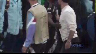 Kalau begini caranya, posisi bek bisa-bisa direbut gelandang!"