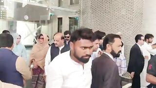 علیمہ خان پولیس کے چھوڑنے کے بعد اچانک کس اہم شخصیت کے پاس پہنچ گئی