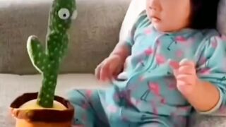 Baby's first time saw a cactus toy|Cute reaction