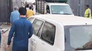 সৌদি আরব মক্কায়  ঘরে বেঙ্গে ফেলা হচ্চে