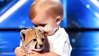 Girl Transforms Into Cheetah LIVE!