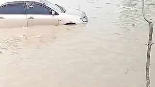 পানি গাড়ির ভিতর,,,????
