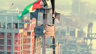 امریکہ کے بلند و بالا عمارت پر نوجوان کا قدسی پرچم لہرانا ???? وا
