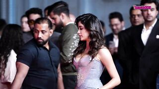 janhvi kapoor flaunting her beauty