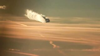Boeing 787 Dreamliner оставляет за собой огромный конденсационный след.