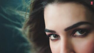 kriti sanon hot latex show