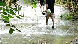 প্রকৃতির সৌন্দর্য উপভোগ করতে যায়