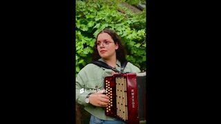 Está concertina nas mãos da Olivia Abreu parece que fala.