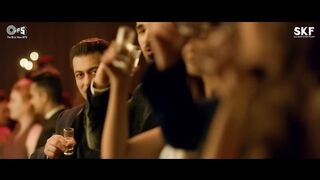 Party Chale On Song Video - Race 3 _ Salman Khan _ Mika Singh_ Iulia Vantur _ Vicky-Hardik