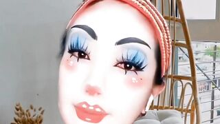 Wanita tetap harus dandan????