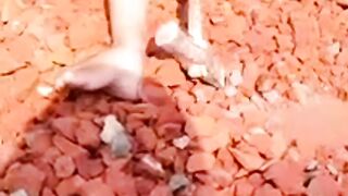 মেয়ের কাজ দেখছে বাবা