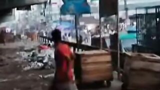 গাজীপুরের শ্রীপুর উপজেলার মাওনা চৌরাস্তায় ফুটপাত