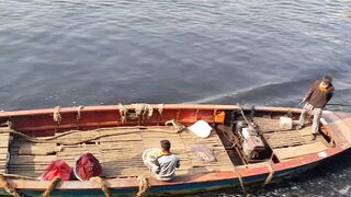 নদীর মাঝখান থেকে এভাবে লঞ্চে ওঠে