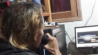 Anak muda yang bersuara bagus