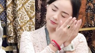 senyum manis mbak puspa
