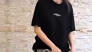 Фай гладит футболку ????