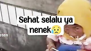 Sedih melihat nenek jualan di jalan ???????? #sedih #shortsvideo #subscribe #ibu #viralvideo #shorts #fyp