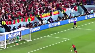 Messi Made Ronaldo Stop The Siu ????