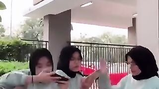 wanita kembar imut dan menggemaskan