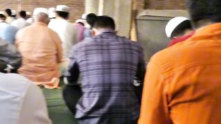 মুসলিম দের namaz jevabe পরে