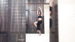 Indian Girl Anushka Gupta Dance