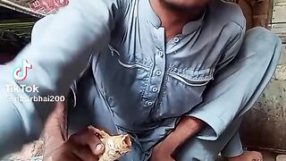 mazoor logo ko kabhi akela na johre