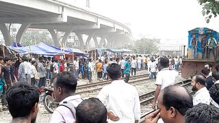 জনতাকে ঠেলে কোনরকম রেল ক্রসিং পার হল ট্রেন....