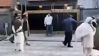 Wapas aya to hamla hogya