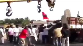 Indian ke awam na apni he army ko lot laya
