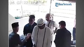 Viral Video Pria Pura-pura Jadi Tamu Pengajian di Bandung, Bawa Kabur Perhiasan Tuan Rumah