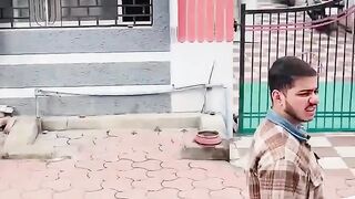 Samajhdar k lye ishara hi kaafi hai