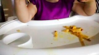 Baby eating macaroni and enjoy ❤️