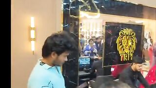 বলোতো এটা কে