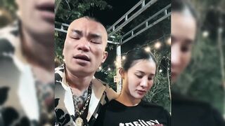 VIDEO VỢ LONG 9 NGÓN LỘ CHEM CHÉP HÓNG HỚT ĐƯỜNG PHỐ VỢ LONG CHÍN NGÓN LỘ TRÊN LIVE 2