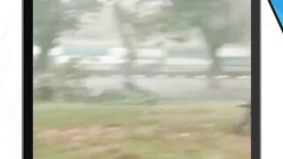 angin puting beliung menerjang seorang pengendara motor