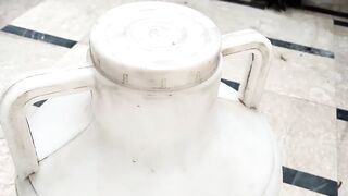 How To Clean Water Bottle | پانی کی بوتلیں صاف کرنے کا انوکھا طریقہ | Ao Beti Ko Sikhain
