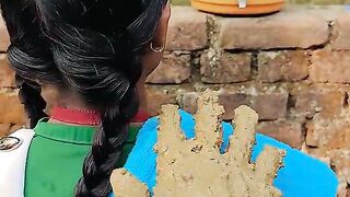 দেখুন এই মেয়েটিকে সাবান এর সৎ ব্যবহার করতে