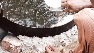 কারিগরের জিলাপি বানানোর দৃশ্য