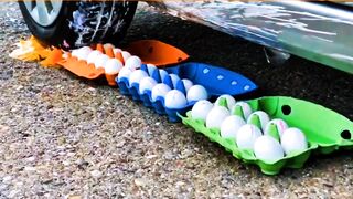 Esmagando Coisas Crocantes e Macias pelo Carro EXPERIMENTO KINDER SURPRISE & CAR & FOOD EXPERIMENT