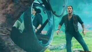 ভয়ংকর প্রাণীর লড়াই দেখে মানুষ হতভাগ