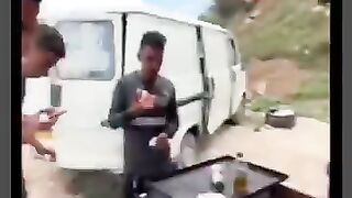 كول هنا وموت لهيه