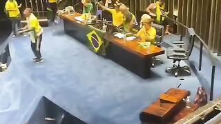 Os bolsonaristas terroristas Patriotários Otários invadirem Brasília hoje a tarde dia 08 01 2023