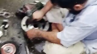 محنت میں برکے ھے