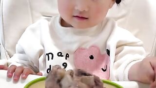 Cute girl beby eating ????