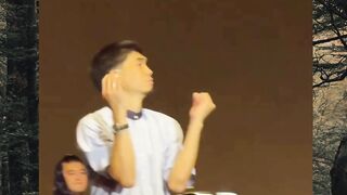 Siapa bilang vokalis cuma bisa berdiri doang?