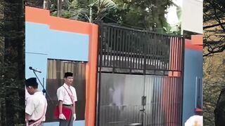yang lain pada upacara malah adu kepala